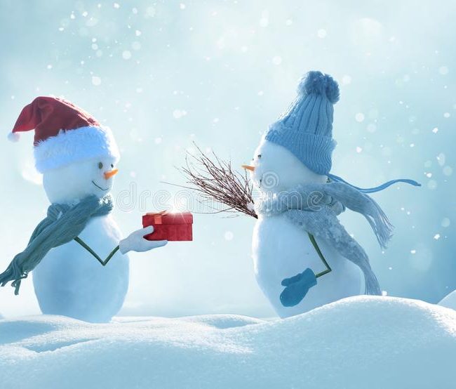 веселый-рождественский-счастливый-новый-год-поздравительная-открытка-две-веселые-снегурки-стоящие-внутри-ландшафта-снеговики-101740163